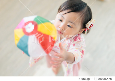 紙風船をキャッチする1歳児　昔遊び 110830276