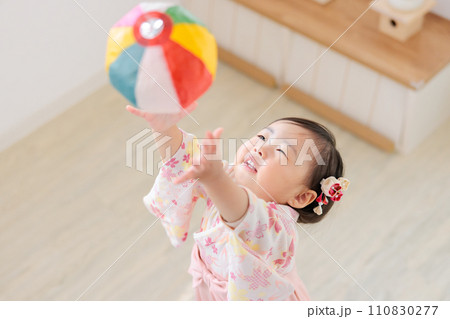 紙風船をキャッチする1歳児 昔遊び 紙風船をキャッチする1歳児 昔遊び 110830277