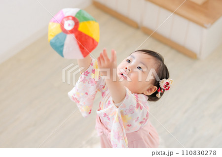 紙風船をキャッチする1歳児　昔遊び 110830278