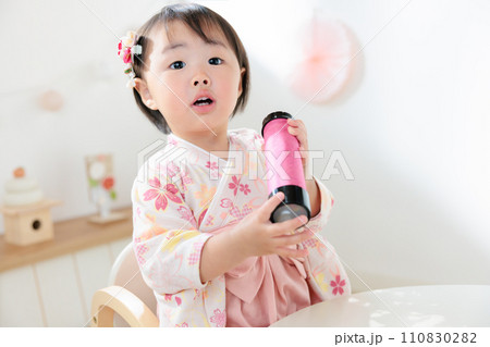 手作りの万華鏡を不思議がる乳幼児 手作りの万華鏡を不思議がる乳幼児 110830282