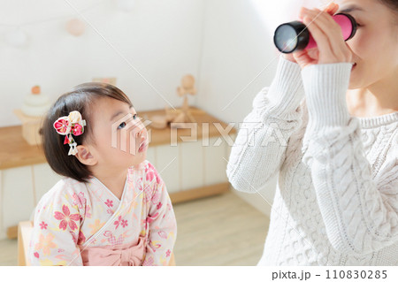 手作りの万華鏡で遊ぶ親子 正月遊び 手作りの万華鏡で遊ぶ親子 正月遊び 110830285