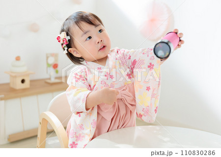手作りの万華鏡を持つ乳幼児 手作りの万華鏡を持つ乳幼児 110830286