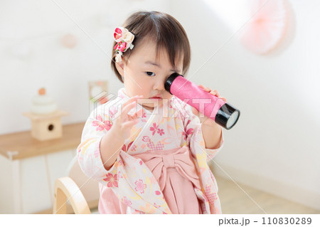 手作りの万華鏡を覗く1歳児 手作りの万華鏡を覗く1歳児 110830289