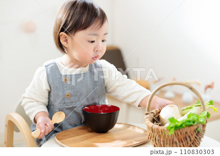 七草粥を食べる1歳児　楽しく食育　五節句 110830303