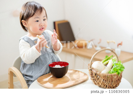 七草粥を食べる1歳児 楽しく食育 五節句 七草粥を食べる1歳児 楽しく食育 五節句 110830305