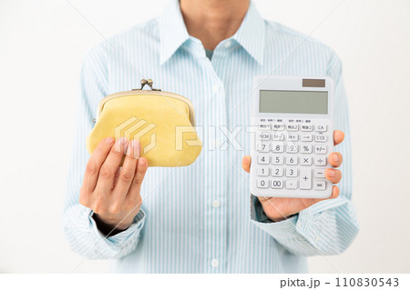 電卓とがま口財布を持つミドル女性 110830543