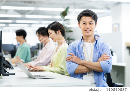 オフィスで働くエンジニア 110830887