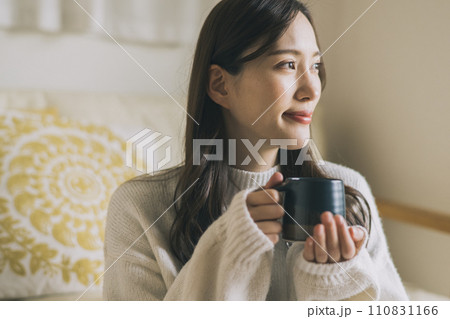 コーヒー・ココアを飲む女性 110831166