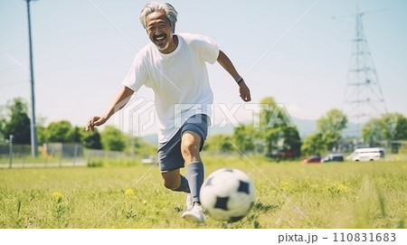 サッカーをするおじいさん 110831683