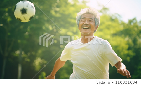 サッカーをするおじいさん 110831684