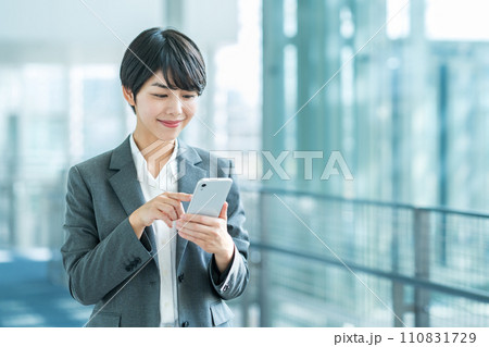 スマホを持つビジネスパーソンの女性。 110831729