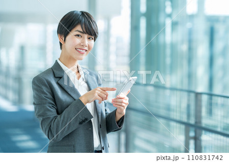 スマホを持つビジネスパーソンの女性。 110831742