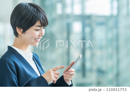 スマホを持つビジネスパーソンの女性。 スマホを持つビジネスパーソンの女性。 110831755