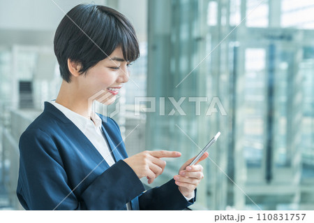 スマホを持つビジネスパーソンの女性。 スマホを持つビジネスパーソンの女性。 110831757