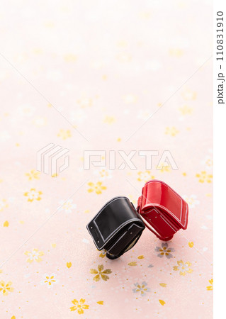 黒と赤のランドセルと桜柄のバック 110831910