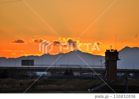 《愛知県》名古屋市西区庄内川堤防から夕焼けに染まる空 《愛知県》名古屋市西区庄内川堤防から夕焼けに染まる空 110832036