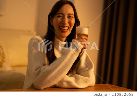 夜に部屋でビールを飲む女性 夜に部屋でビールを飲む女性 110832058