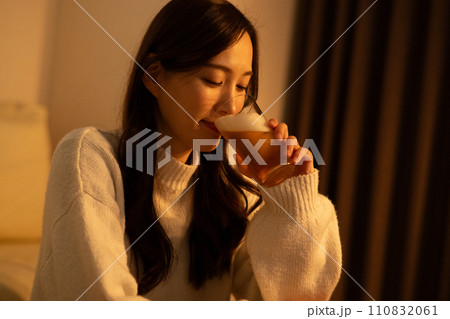 夜に部屋でビールを飲む女性 夜に部屋でビールを飲む女性 110832061