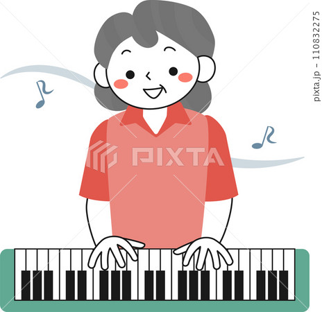 キーボードを演奏するシニア女性 110832275