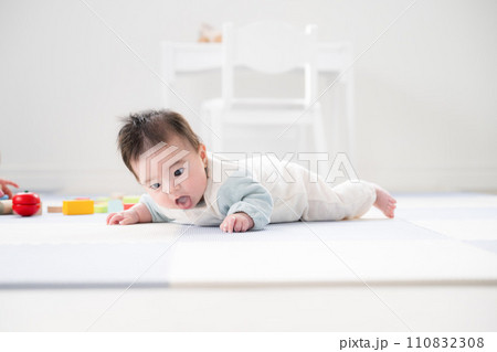 うつ伏せにチャレンジする赤ちゃん 110832308