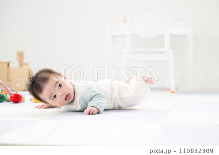 うつ伏せにチャレンジする赤ちゃん うつ伏せにチャレンジする赤ちゃん 110832309
