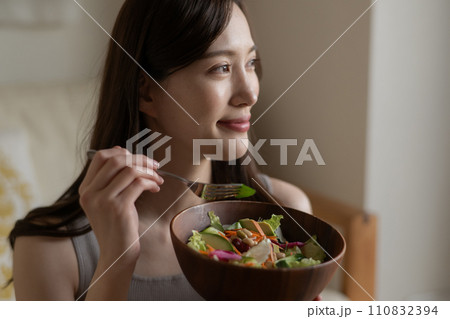 サラダを食べる若い女性 サラダを食べる若い女性 110832394