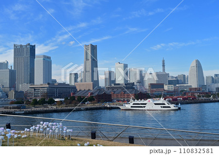横浜港大さん橋からのみなとみらい 横浜港大さん橋からのみなとみらい 110832581
