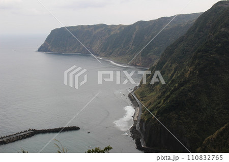 名古の展望台から見た断崖絶壁 八丈島 東京都 名古の展望台から見た断崖絶壁 八丈島 東京都 110832765