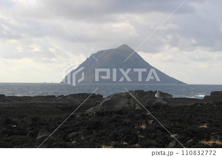 溶岩の海岸 南原千畳敷海岸 八丈小島を見る 八丈島 東京都 溶岩の海岸 南原千畳敷海岸 八丈小島を見る 八丈島 東京都 110832772