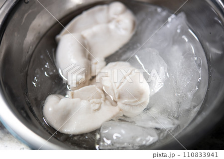 下茹でした白子を氷水で冷やす 下茹でした白子を氷水で冷やす 110833941