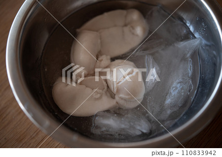 下茹でした白子を氷水で冷やす 110833942