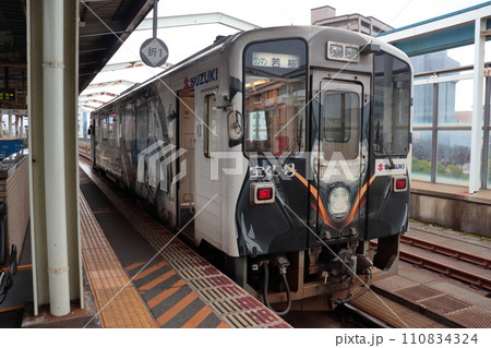 鳥取駅に停車中の若桜鉄道 宝くじ号 WT3000形 110834324