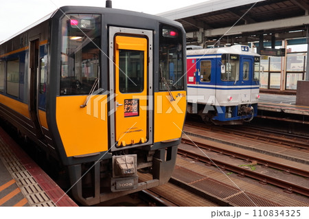 鳥取駅始発の特急スーパーまつかぜと普通列車 鳥取駅始発の特急スーパーまつかぜと普通列車 110834325
