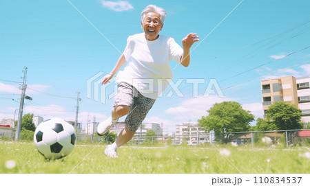 サッカーを楽しむおばあさん 110834537