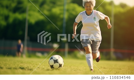 サッカーを楽しむおばあさん 110834546