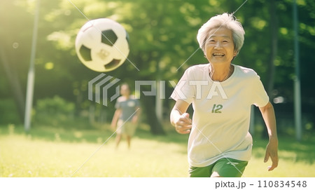 サッカーを楽しむおばあさん 110834548