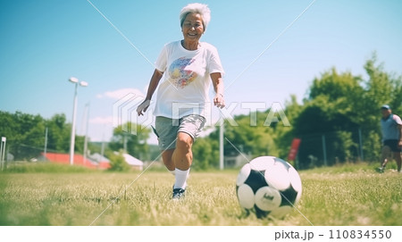サッカーを楽しむおばあさん 110834550