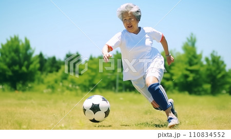 サッカーを楽しむおばあさん 110834552