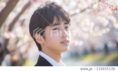 桜並木と男子生徒 入学卒業イメージ(AI生成画像) 桜並木と男子生徒 入学卒業イメージ(AI生成画像) 110835136