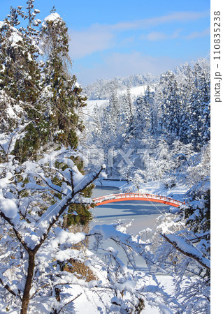 美しい冬晴れの横手公園 牛沼と太鼓橋 秋田県 美しい冬晴れの横手公園 牛沼と太鼓橋 秋田県 110835238