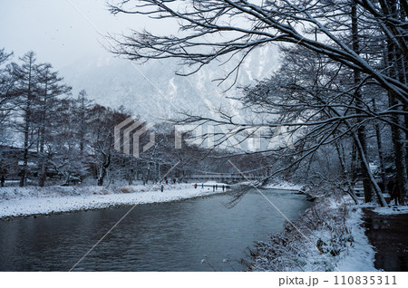 上高地 雪化粧した河童橋と梓川の風景 上高地 雪化粧した河童橋と梓川の風景 110835311