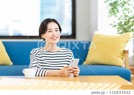 スマホを操作する若い女性。 スマホを操作する若い女性。 110835832