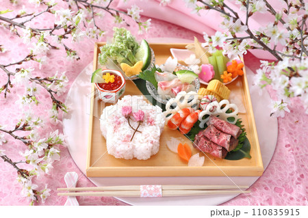 さくらご飯のお花見弁当　ワンプレート 110835915