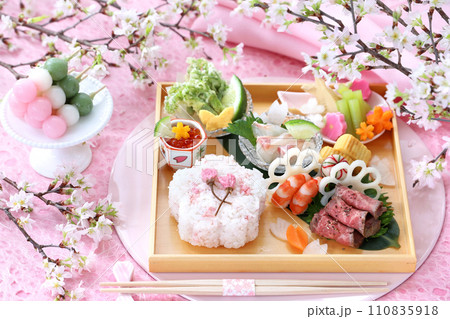 さくらご飯のお花見弁当　ワンプレート 110835918