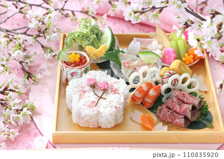 さくらご飯のお花見弁当　ワンプレート 110835920