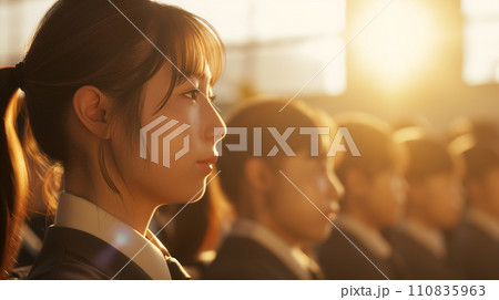 AI画像生成 卒業式で前を見る卒業生 110835963