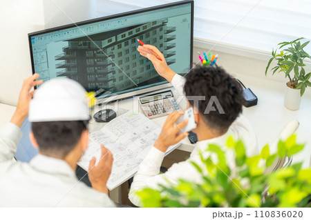 三次元CAD　立体的　3DCG　建築設計　プロジェクト管理　外観　2人　スマホ 110836020