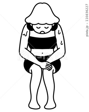 サウナで我慢する女性 110836227