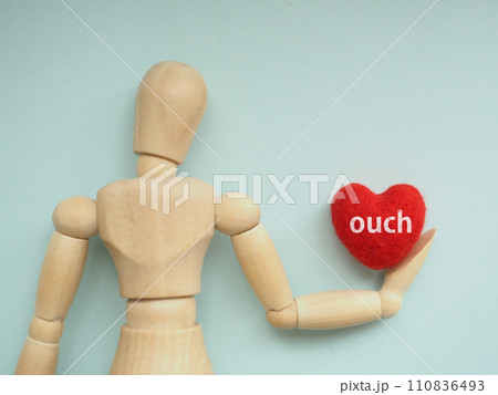 マネキンが持っているハートにouchの文字　コピースペース 110836493