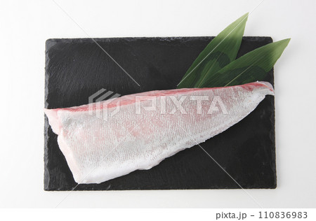 お刺身用勘八柵　一節　白背景 110836983